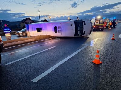 UPDATE - Sibiu - Accident între un autoturism şi un microbuz, în localitatea Veştem. 12 persoane implicate. A fost activat Planul Roşu de Intervenţie / Şase femei au fost transportate la spital - FOTO