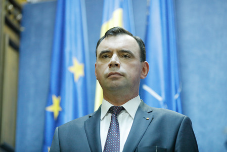Bogdan Despescu anunţă modificări în organizarea dispecerizării, pentru a reduce timpul de intervenţie - Sesizarea unui cetătean, transmisă direct echipei din teren / Până acum, o persoană care suna la 112 vorbea şi cu 3 dispeceri