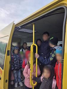 Microbuz şcolar, depistat în trafic în judeţul Covasna cu 31 de copii, dublu faţă de capacitatea maximă admisă / Şoferul, amendat cu peste 7.800 de lei / S-a dispus reţinerea certificatului de înmatriculare al autovehiculului - FOTO