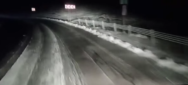 Drumarii intervin în zonele montane, pentru curăţarea carosabilului / La altitudini mari ninge şi temperaturile sunt scăzute – VIDEO