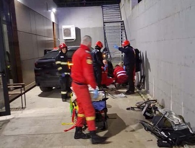 Bihor - Accident grav în parcarea unui centru medical. Un bărbat în scaun cu rotile a murit, iar un altul a fost rănit - FOTO