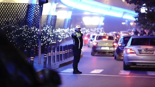 Avertisment al Poliţiei – În mai multe zone se înregistrează lapoviţă şi ninsoare, iar drumurile pot deveni alunecoase / Sunt necesare anvelopele de iarnă / Meteorologii anunţă că vremea continuă să se răcească – VIDEO