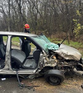 Accident cu patru victime în judeţul Gorj, unde un autoturism a derapat - FOTO