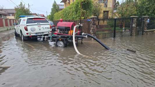 Dâmboviţa: Intervenţii ale pompierilor în cinci localităţi, unde s-au produs inundaţii în urma ploii torenţiale