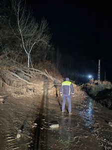 Prahova: Drum judeţean, blocat în urma unei alunecări de teren / Intervenţii ale pompierilor, în urma ploilor torenţiale