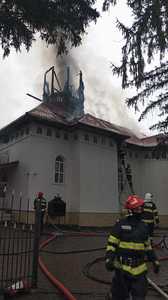 Bacău: Turla unei biserici a luat foc, pompierii intervenind pentru lichidarea incendiului care s-a extins pe sute de metri pătraţi - VIDEO
