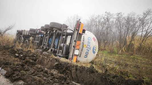 DN 26 Galaţi-Murgeni, blocat pentru operaţiuni de repunere pe roţi a cisternei răsturnate sâmbătă - VIDEO