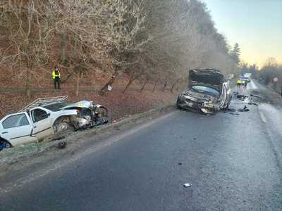 UPDATE - Harghita - Accident în care au fost implicate două autoturisme şi un autocamion cu rumeguş, la ieşirea din Odorheiu Secuiesc. Şapte persoane, inclusiv un copil, au fost rănite - FOTO