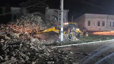 UPDATE - Biserica Reformată din Cehu Silvaniei, judeţul Sălaj, s-a prăbuşit, în apropierea Poliţiei / O poliţistă care se îndrepta spre serviciu a fost rănită / O maşină, avariată / Biserica era în renovare, în cadrul unui proiecte de 10 milioane - VIDEO