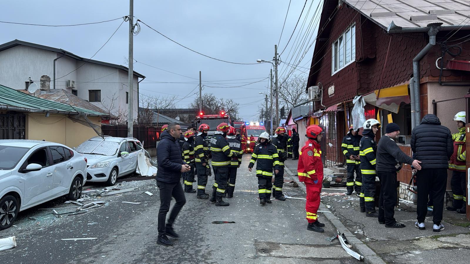 Încă o explozie sâmbătă, în sectorul 2 al Capitalei, după cea din Chitila, judeţul Ilfov/ Deflagraţia s-a soldat cu două victime/ Maşini parcate, avariate de elemente de tâmplărie ale locuinţei, aruncate în stradă de suflul exploziei