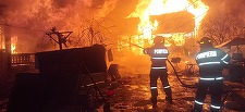 Puternic incendiu într-o gospodărie din judeţul Suceava / Un bărbat de 76 de ani a făcut atac de panică - FOTO