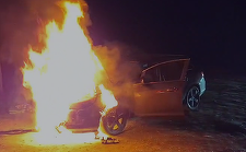 Caraş-Severin: O maşină în care se aflau doi adulţi şi un minor aluat foc în mers / Ei au reuşit să iasă în siguranţă - VIDEO