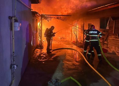 Bihor: Incendiu violent la o gospodărie din Marghita: proprietarul, rănit în timp ce încerca să stingă focul/ Avertismentul pompierilor - FOTO