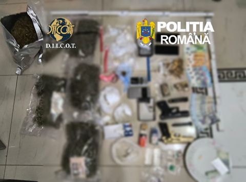Caraş-Severin: 25 de reţinuţi, după percheziţiile domiciliare în cazul traficului de droguri de mare risc/ Ce au găsit poliţiştii la locuinţele suspecţilor