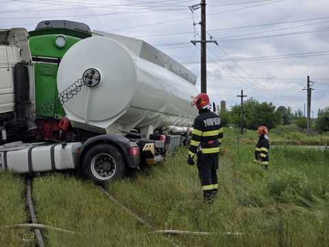 Un tren marfar a lovit o cisternă, în judeţul Giurgiu / Ambele sunt încărcate cu motorină - FOTO