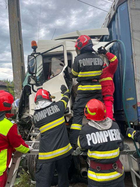 Prahova - Accident între un autobuz şi un camion, la Şirna. Şoferul autocamionului a fost rănit. A fost solicitat elicopterul SMURD - FOTO