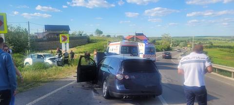 Cinci răniţi, într-un accident rutier petrecut în judeţul Iaşi, în care au fost implicate două maşini/ Accidentaţii au fost transportaţi la spital