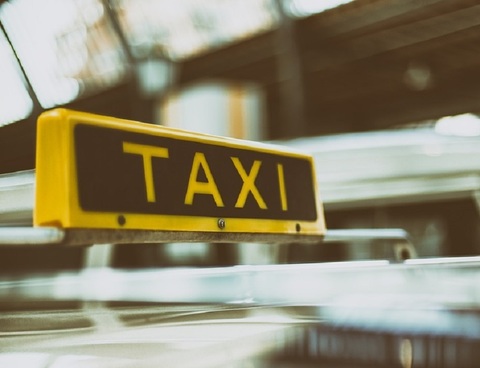Bucureşti: Taximetrist, suspectat că a furat telefonul unui client şi, cu ajutorul a doi complici, a deblocat dispozitivul, făcând tranzacţii de 15.000 de lei
