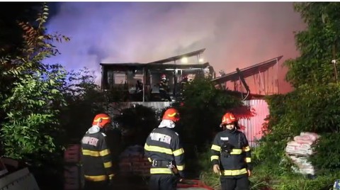 Incendiu la un restaurant şi trei magazine, pe şoseaua Colentina din Capitală/ Şapte persoane, evacuate dintr-un bloc din apropiere, din cauza degajărilor de fum/ O persoană a primit ajutor medical după un atac de panică - VIDEO