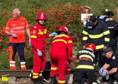 Ialomiţa: Femeie moartă şi copil de cinci ani rănit grav, după ce au fost surprinşi de un tren în timp ce traversau calea ferată/ Niciunul dintre cei aproximativ 200 de pasageri ai garniturii nu au avut nevoie de îngrijiri medicale