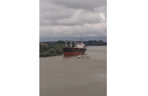 O navă cargo sub pavilion Panama a pierdut direcţia şi a avariat un ponton de pasageri în zona municipiului Tulcea - FOTO, VIDEO