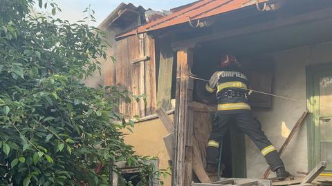 Incendiu la o locuinţă din municipiul Tulcea, după explozia unei butelii/ Un bărbat a fost rănit, având arsuri la cap