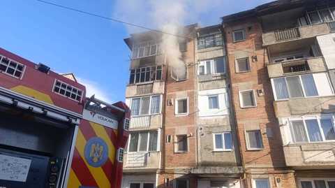 Dâmboviţa: Incendiu la un apartament din oraşul Aninoasa / 15 locatari s-au autoevacuat / Proprietara locuinţei a fost scoasă de pompieri dar a refuzat transportul la spital