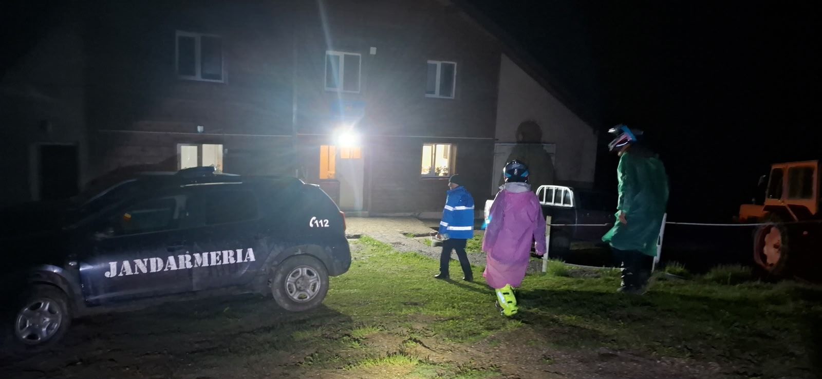 Doi turişti rătăciţi în Munţii Buzăului, salvaţi de jandarmii montani după o intervenţie desfăşurată în condiţii dificile