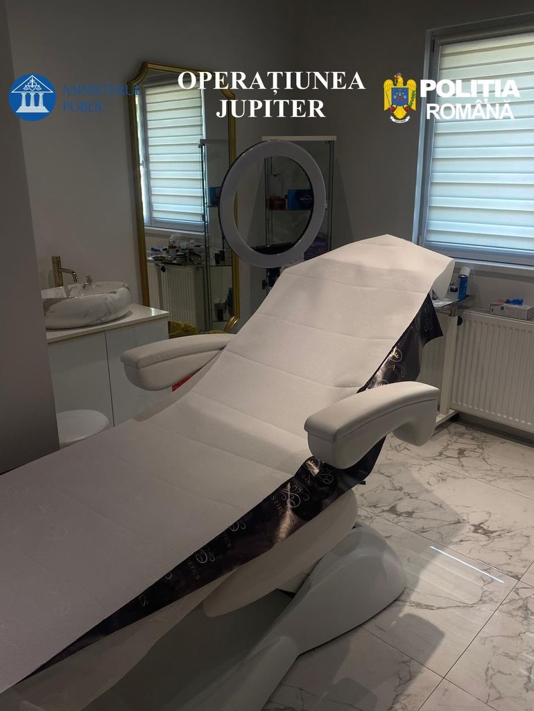 Poliţişti în timpul percheziţiilor la sediul unei firme de cosmetică medicală din Bucureşti pentru evaziune fiscală cosmetică cu prejudiciu evaziune de 3,7 milioane lei | sursa foto: News.ro Poliţişti în timpul percheziţiilor la sediul unei firme de cosmetică medicală din Bucureşti pentru evaziune fiscală cosmetică cu prejudiciu evaziune de 3,7 milioane lei | sursa foto: News.ro