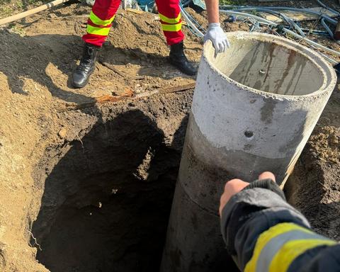 Vrancea: Fetiţă de opt ani căzută pe lângă tuburile unei fântâni în construcţie, la o adâncime de opt metri/ Pentru salvarea ei intervin cinci echipaje de pompieri - FOTO