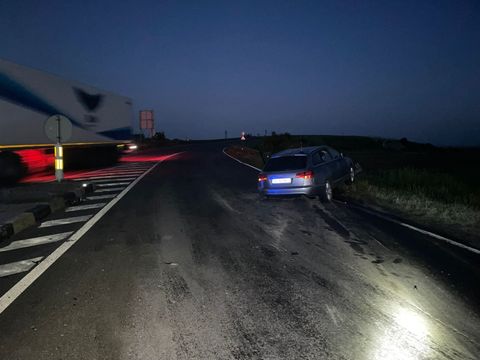Minor de 17 ani, depistat la volan fără permis după un accident în Tecuci/ Maşina ar fi fost furată înainte de accident