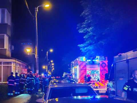 UPDATE - Incendiu la parterul unui bloc din Baia Mare / Patru persoane au fost transportate la spital / 50 de locatari, evacuaţi