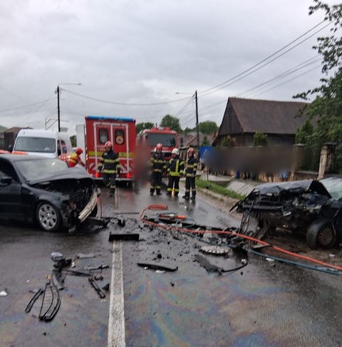 Cluj: Trei bărbaţi, transportaţi la spital după ce două autoturisme s-au ciocnit, în localitatea Gârbău