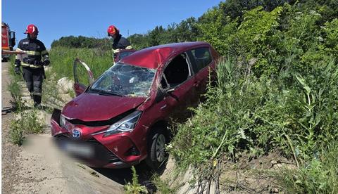 O femeie de 67 de ani s-a răsturnat cu maşina pe un drum din judeţul Botoşani/ Femeia, conştientă şi cooperantă, a ieşit singură din autoturism şi a fost transportată la spital - FOTO