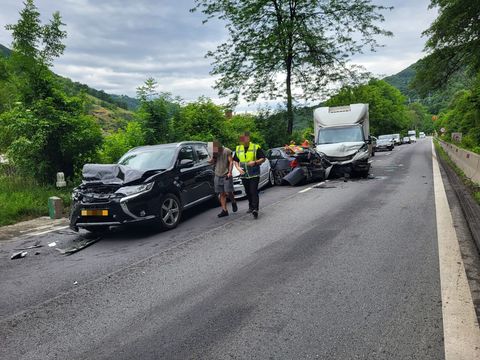 Trafic blocat pe DN 7, în judeţul Vâlcea, din cauza unui accident în care au fost implicate cinci maşini
