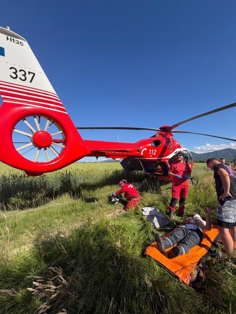 Braşov: Bărbat, atacat de un urs, pe drumul dintre între localităţile Mărgineni şi Bucium/ El a fost rănit la scalp şi abdomen, fiind preluat de un elicopter SMURD