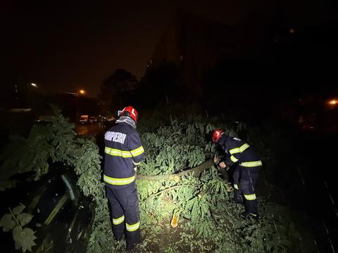 Furtuna a făcut ravagii în Bucureşti – Aproape 2.000 de apeluri, aproape o mie încă în aşteptate / O persoană a murit în judeţul Ilfov / 19 de avertizări nowcasting în Capitală / 60 de localităţi din 20 de judeţe, afectate