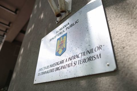 Opt persoane care vindeau droguri în judeţul Cluj, inclusiv ”pe datorie” sau contra unor bunuri, reţinute / Reţeaua era condusă de o femeie, care stabilea care consumatori erau de încredere