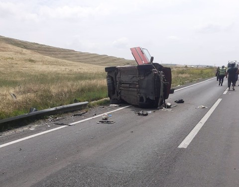 Mehedinţi: Copil de 11 ani, mort într-un accident rutier / Şoferul a rămas încarcerat în maşina care s-a răsturnat, iar băiatul a fost aruncat la marginea şoselei