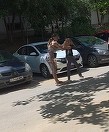 UPDATE - Constanţa: Anchetă a poliţiştilor după ce o femeie şi-a agresat fiica pe stradă / Scenele au fost filmate şi au ajuns în online / Femeia şi fiica sa au fost identificate / Toţi copiii femeii, preluaţi de bunica paternă