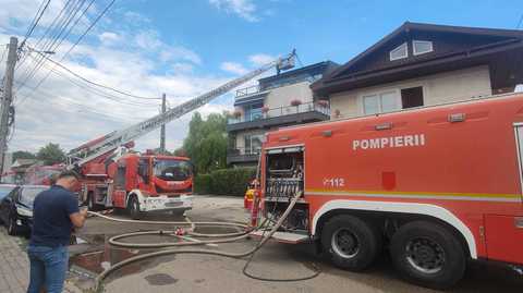 Incendiu la mansarda unui bloc din Focşani/ Zece locatari au ieşit singuri din clădire FOTO