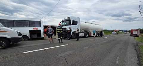 Neamţ: Şase persoane, implicate într-un accident rutier produs între un microbuz, o cisternă şi un autotren / Cisterna este încărcată cu motorină