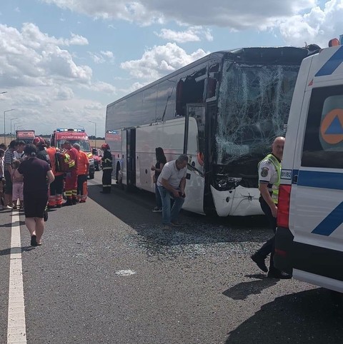 Călăraşi - Plan Roşu de intervenţie activat după ce un autocar şi un TIR s-au ciocnit pe DN 21. 12 pasageri, inclusiv copii, primesc îngrijiri medicale. Restricţii de trafic