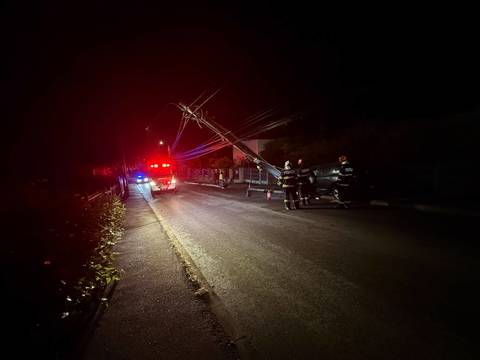 Bărbat grav rănit, după ce a intrat cu maşina într-un stâlp din Fălticeni / A fost nevoie de echipajele de descarcerare – FOTO