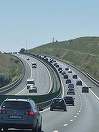 Accident pe Autostrada Soarelui, pe sensul către litoral – Au fost implicate trei maşini, cu 9 persoane / O fată de 5 ani şi un băiat de 16, răniţi / Coloană de 7 kilometri