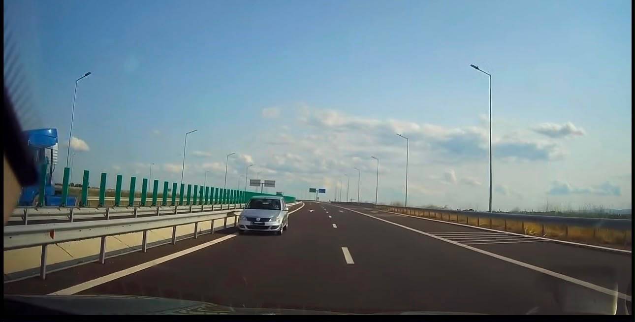 Un șofer din Galați, care a circulat pe contrasens pe Autostrada A7, a fost identificat după imaginile devenite virale / A rămas fără permis de conducere pentru 120 de zile