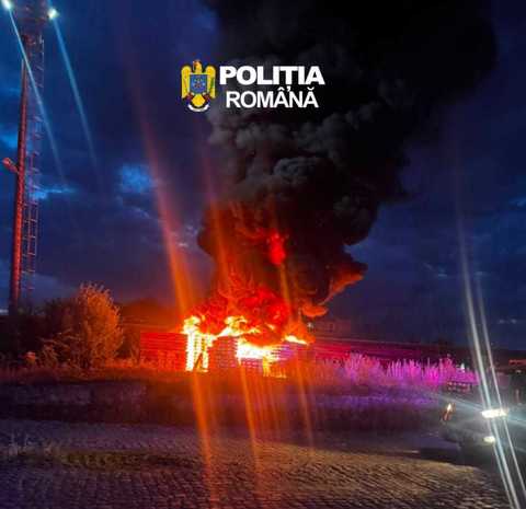 Bărbat reţinut sub suspiciunea de distrugere, după incendiul care a cuprins mai multe traverse în Târgu Mureş