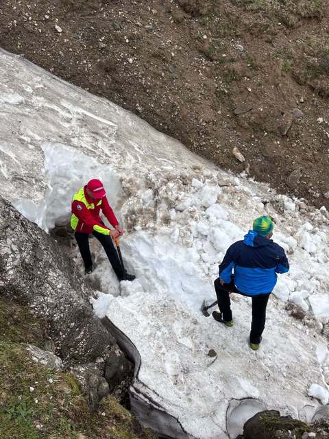Salvamont Braşov anunţă că mare parte din zăpada de pe Valea Ţigăneşti, unde un tânăr de 18 ani a dispărut anul trecut, s-a topit. Verificarea zonei nu a dus la indicii pentru găsirea acestuia/ Apel la turişti