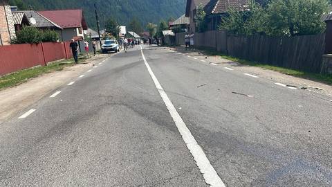 Neamţ: Femeie de 62 de ani, care circula pe marginea drumului, lovită mortal de o maşină / Şoferul a intrat într-o depăşire, a renunţat apoi la manevră, autoturismului a intrat într-un gard şi ulterior în femeie