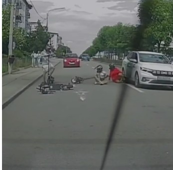 Dolj: Anchetă a poliţiştilor, după ce doi tineri cad de pe trotinetă şi unul dintre ei ajunge sub o maşină aflată în mers / Conducătorul auto reuşeşte să frâneze la timp şi nimeni nu este rănit / Imaginile au apărut în mediul online – VIDEO